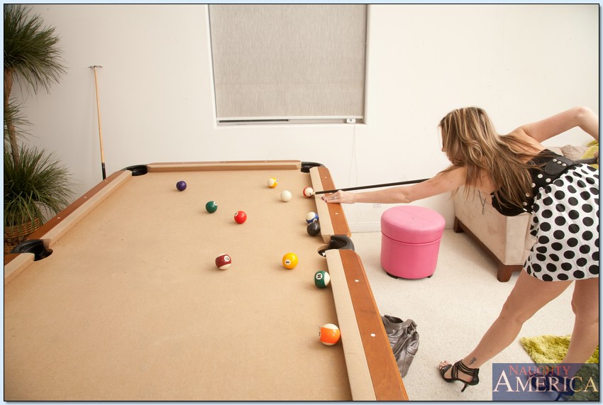 /content/housewife-1on1/galleries/courtney_cummz-020112/full/courtney_cummz-119.jpg
