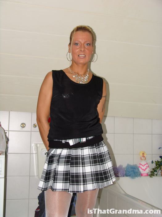 /content/is-that-grandma/galleries/bettina-skinny_grandma_taking_a_shower/full/02.jpg